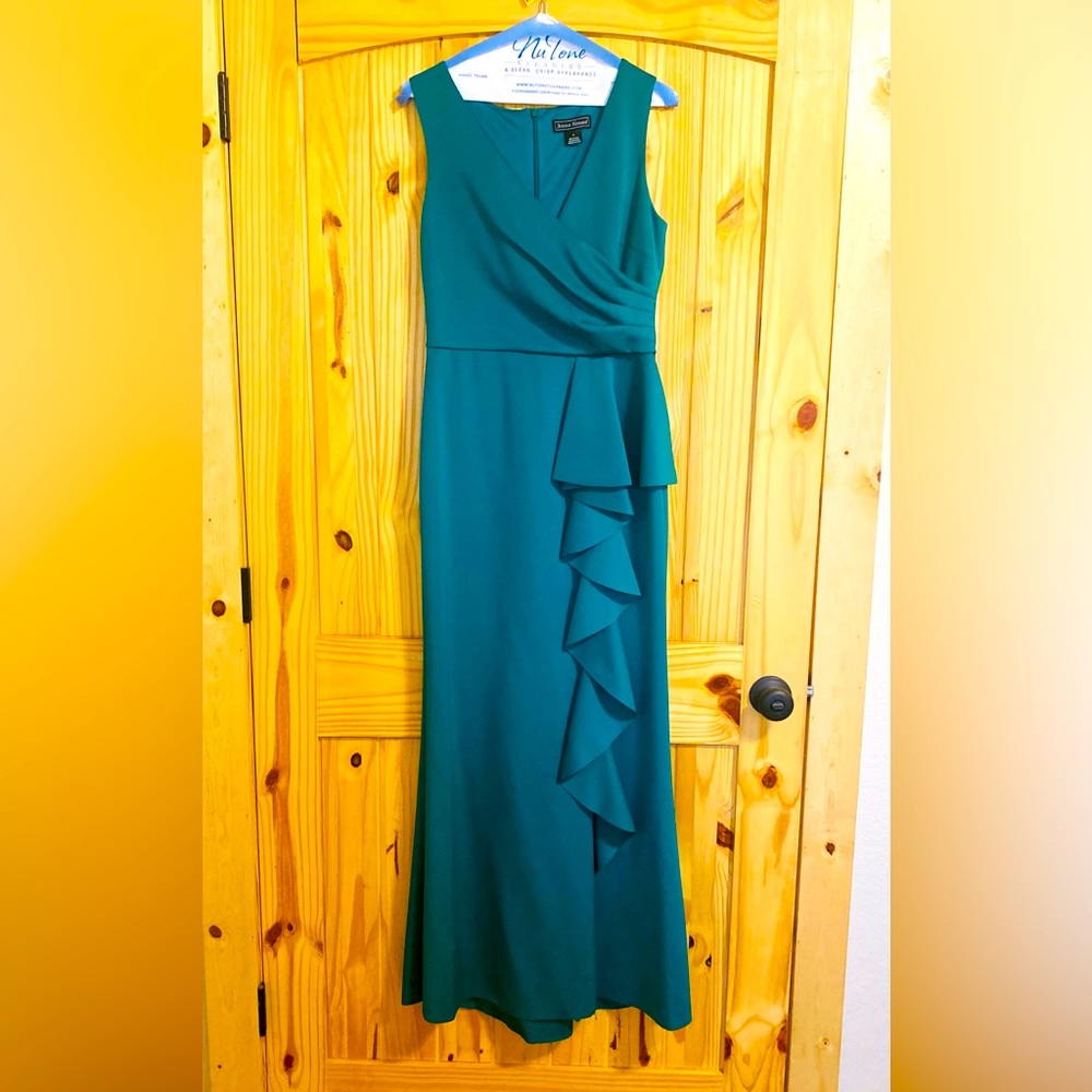 Jessica Howard Women's Sleeveless Side Tuck Gown w/  Cascade Ruffle Peplum Skirt